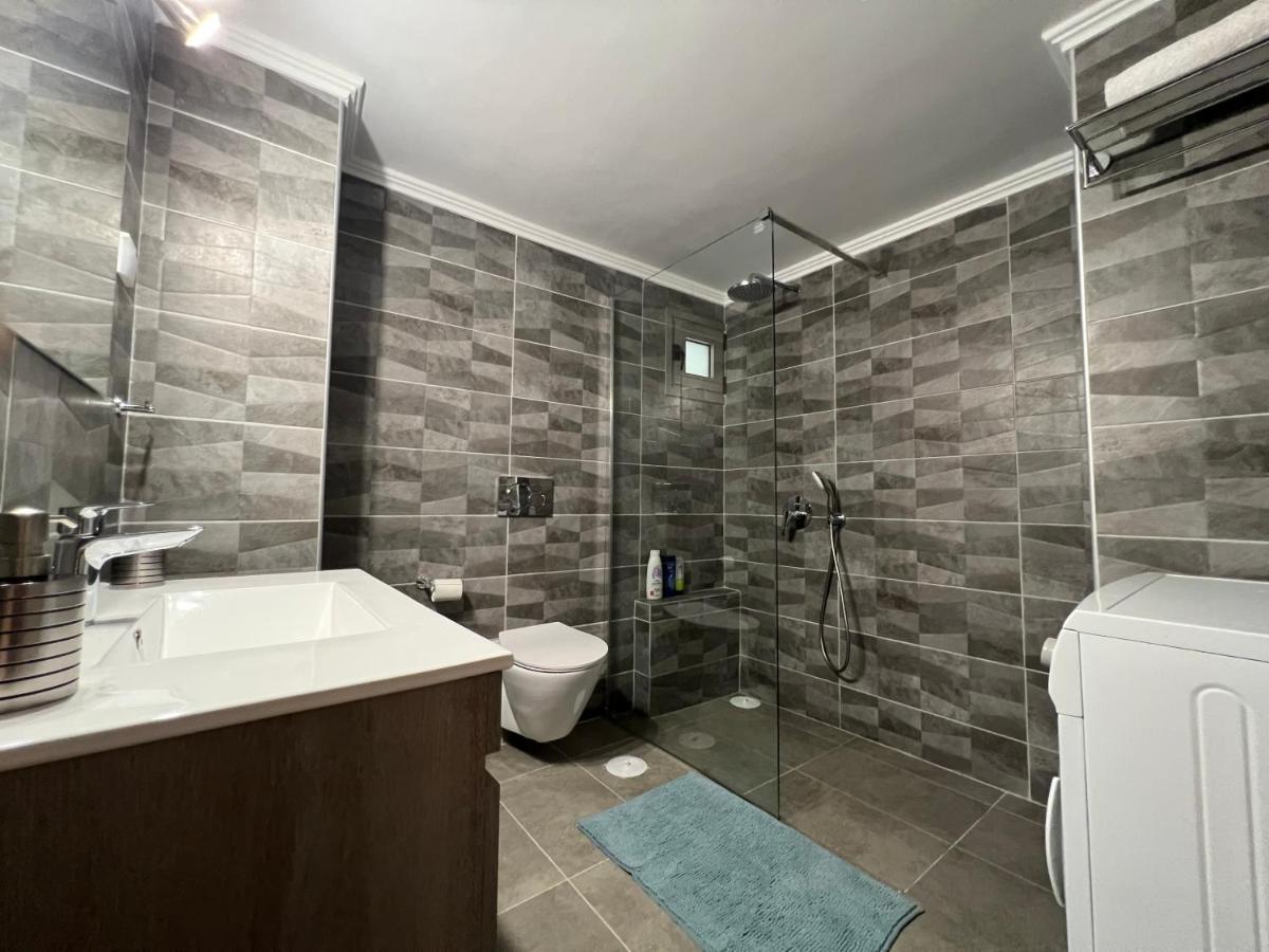 Spacious And Beautiful House Пірей Екстер'єр фото